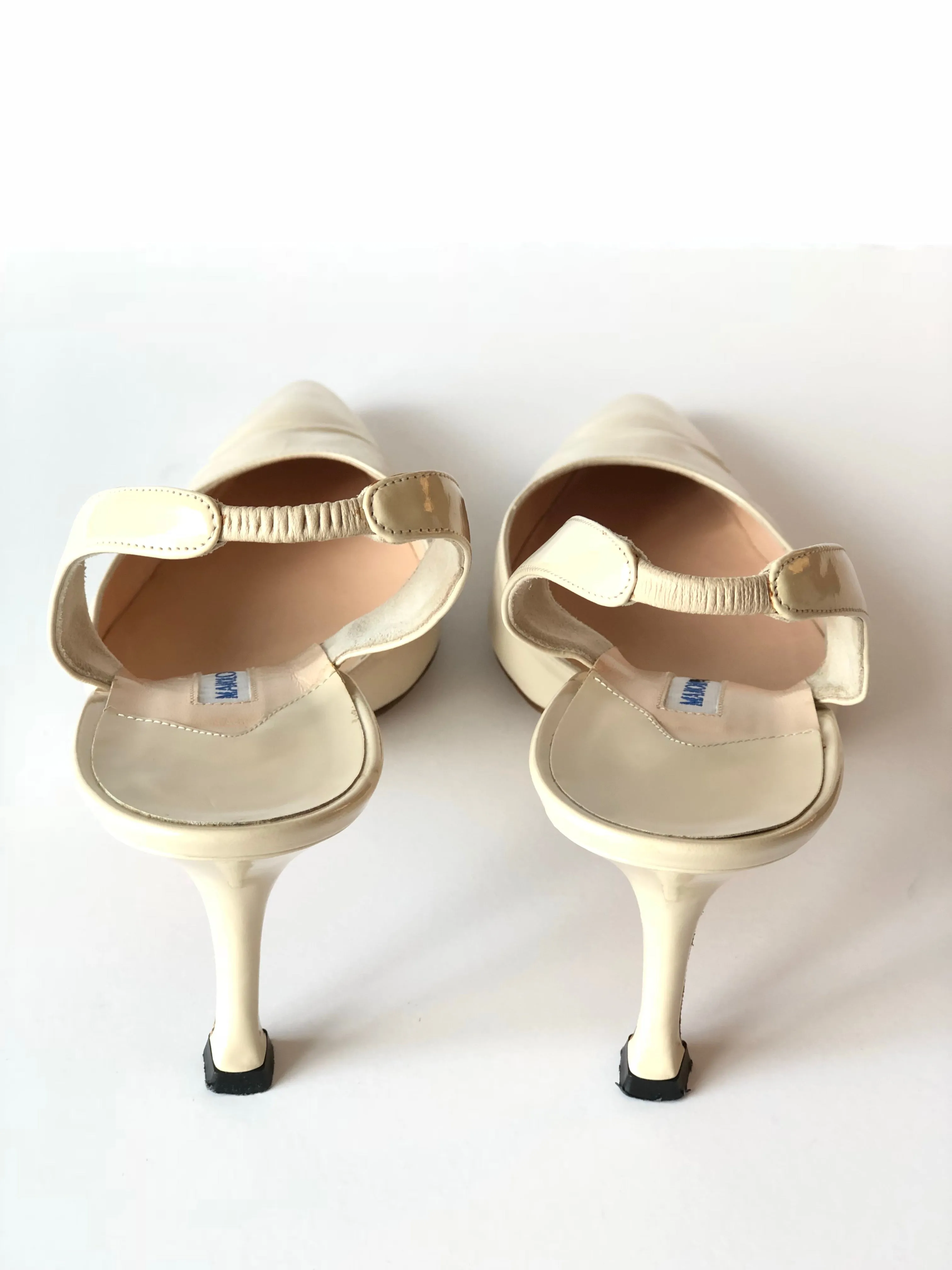 MANOLO BLAHNIK CAROLYNE PATENT LEATHER SLINGBACK PUMPS SIZE 42