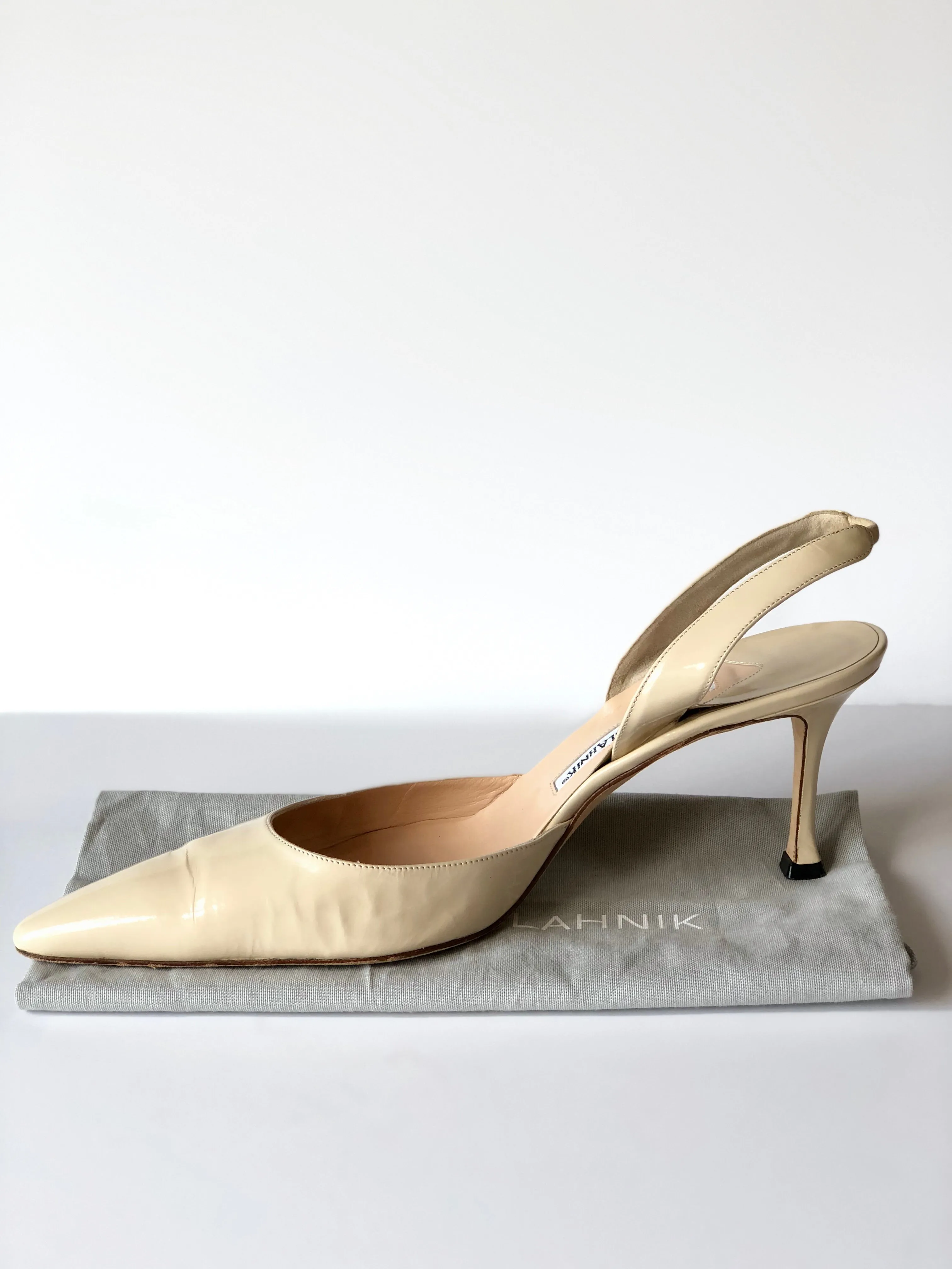 MANOLO BLAHNIK CAROLYNE PATENT LEATHER SLINGBACK PUMPS SIZE 42
