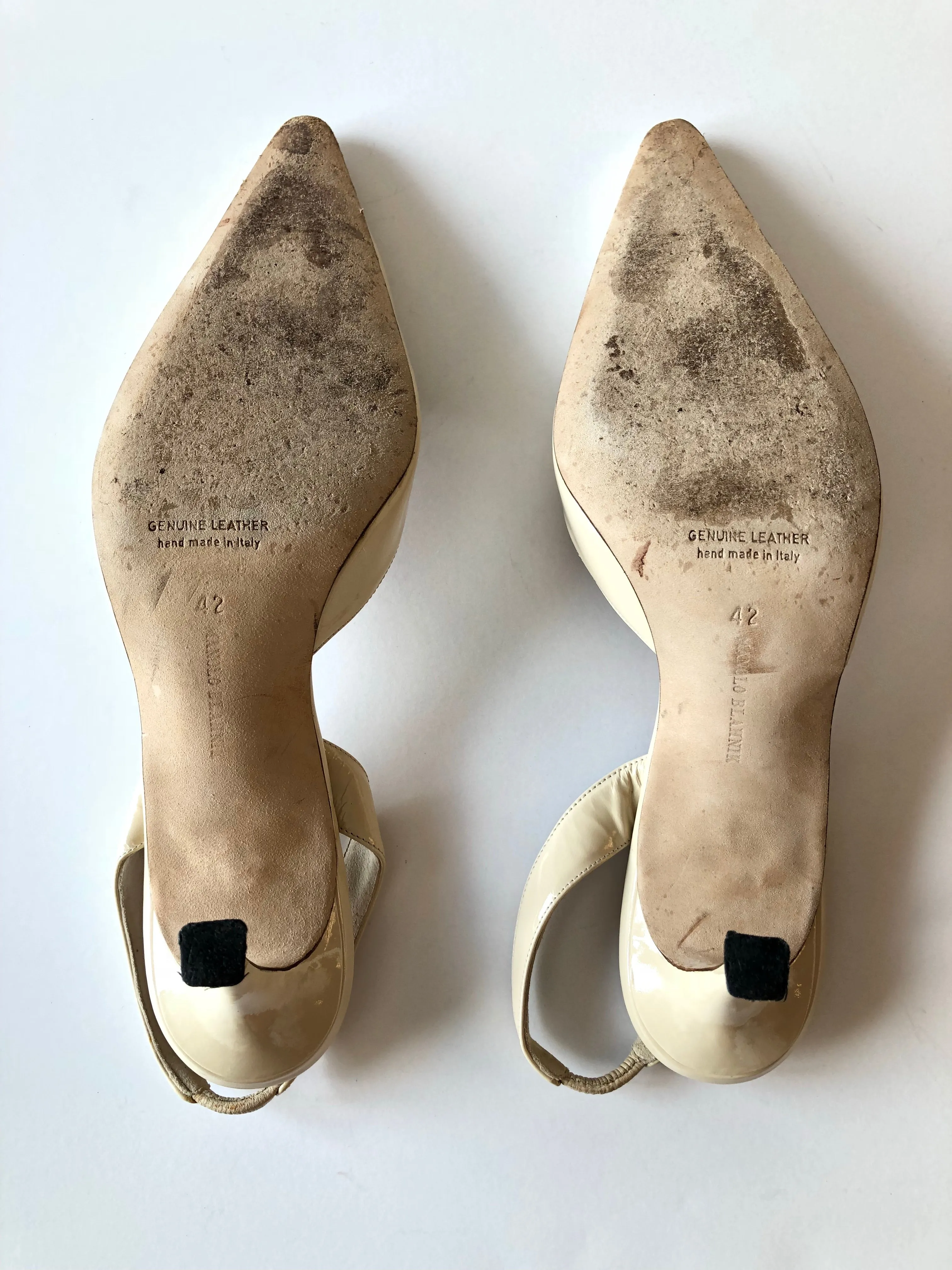 MANOLO BLAHNIK CAROLYNE PATENT LEATHER SLINGBACK PUMPS SIZE 42