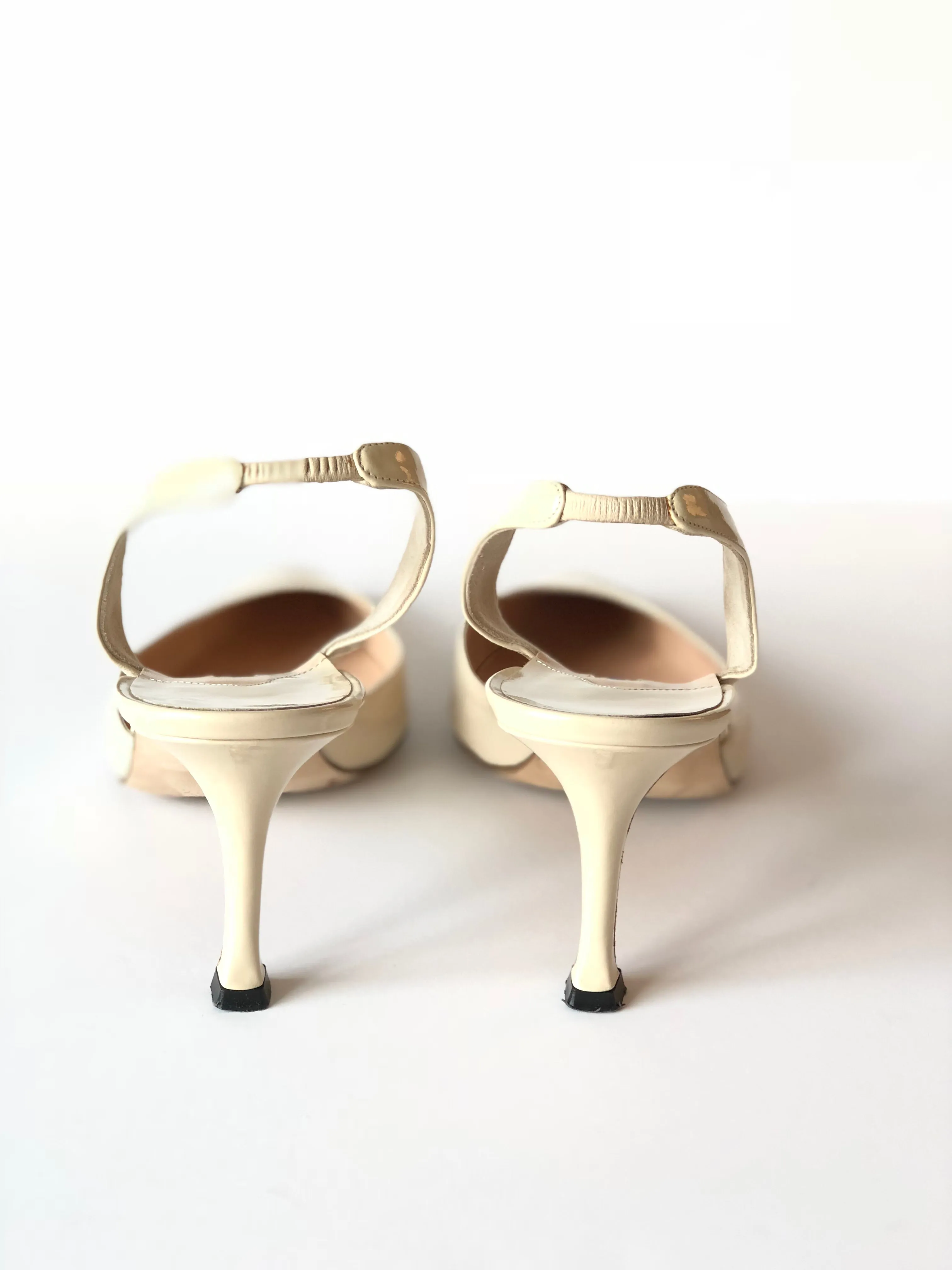 MANOLO BLAHNIK CAROLYNE PATENT LEATHER SLINGBACK PUMPS SIZE 42